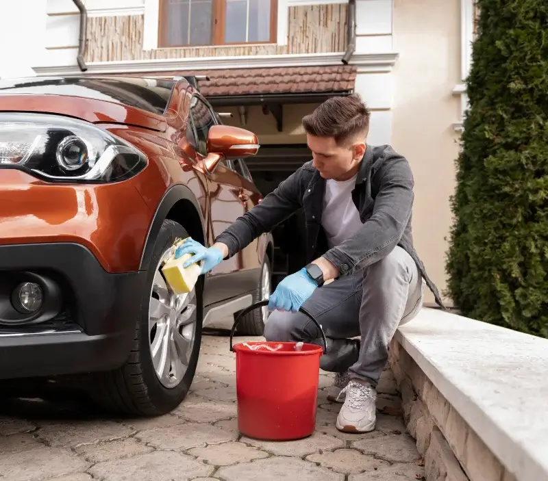 Lavage auto à domicile Crest-Voland : professionnel intervenant sur un véhicule